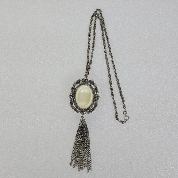 1970s Resin Cameo Black White Pendant Necklace Tassel Silver Tone Vintage - Picture 7 of 14